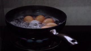 用平底锅煮鸡蛋视频素材模板下载