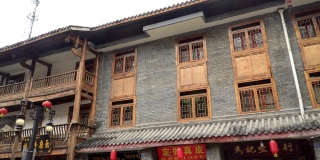 在中国古代城市松潘，中国四川，松潘，步行看到古老的建筑，低角度的视图
