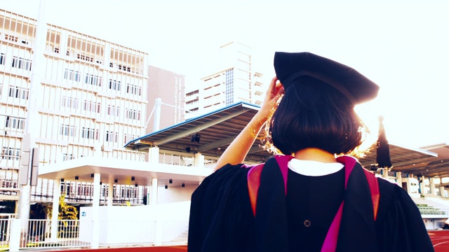 亚洲女学生毕业于该大学