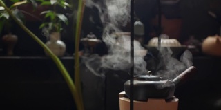 中国传统的金属茶壶在一个陶炉上烧开茶道的水。特写镜头4 k。
