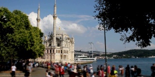 伊斯坦布尔的风景。伊斯坦布尔最受欢迎的旅游目的地Ortakoy清真寺，Ortakoy广场和博斯普鲁斯大桥在后面