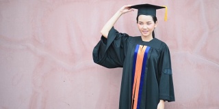 亚洲女学生获得了该大学的学士学位。