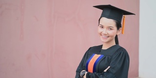 亚洲女学生获得了该大学的学士学位。