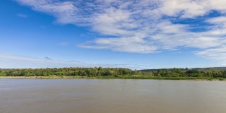 “湄洪”河与山背景下多云的天空