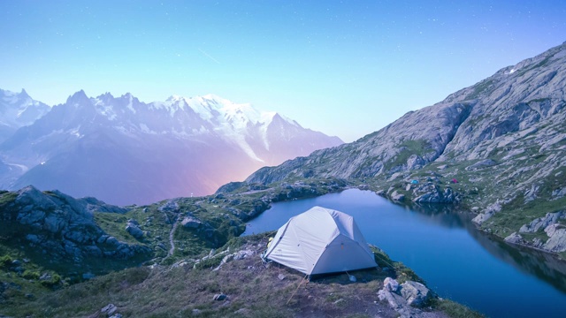 夜晚的契诃夫湖，勃朗峰。