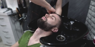 发型师为男士洗头