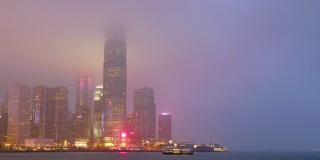 时间从早到晚，香港的城市景观在雾中