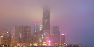 时间从早到晚，香港的城市景观在雾中