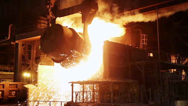 把铁倒入转炉的过程。冶金厂的钢铁生产。