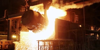 把铁倒入转炉的过程。冶金厂的钢铁生产。