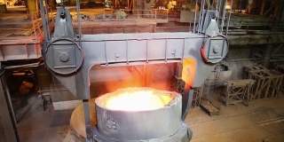 铸铁桶，用于倒入转炉。冶金厂转炉生产。