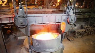 铸铁桶，用于倒入转炉。冶金厂转炉生产。视频素材模板下载