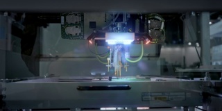 工厂机器工作:印刷电路板与自动机械臂组装，表面安装技术连接微芯片到主板。时间流逝微距特写镜头。