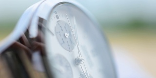 手表放在木桌上，用于日常检查时钟和时间