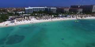 阿鲁巴岛海岸的鸟瞰图及其美丽的海滩和酒店