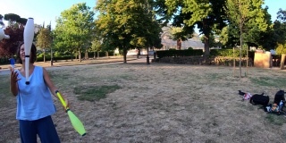 三个年轻的杂耍演员在公园里一起训练