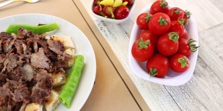 土耳其传统食物烤肉串“餐桌上的烤肉”