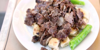土耳其传统食物烤肉串“餐桌上的烤肉”