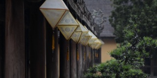 越南顺化市的纸灯笼在季风暴雨中被淋湿。