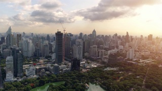 4k空中曼谷市中心城市视图，飞越曼谷，泰国。视频素材模板下载