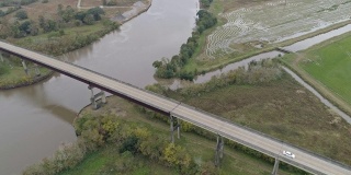 冬天，在路易斯安那州阿布维尔附近的Vermillion河和Jean Lafitte风景小径附近的稻田。无人机视频与复杂的电影下降，轨道和向前摄像机运动。