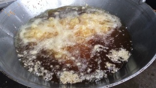 厨师正在煎鸡在锅和特写鸡在滚烫的油视频素材模板下载