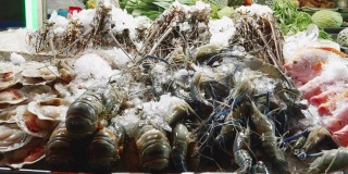 泰国曼谷中国城耀华路出售的龙虾、鱼、虾