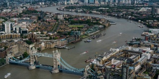 4k延时:英国伦敦金丝雀码头塔桥和办公楼天际线的鸟瞰图