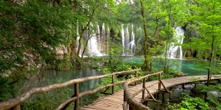 Plitvice湖国家公园，克罗地亚，欧洲。走在Plitvice湖畔的木板路上，绿水、瀑布和绿树环绕。万向节,4 k