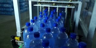 工厂装瓶线。宠物瓶苏打水灌装线。小型瓶装水工厂。