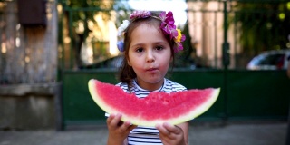 邋遢的孩子夏天在户外吃西瓜