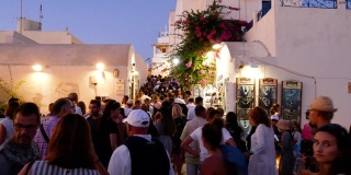 游客人群在Fira (Thira)镇街道，圣托里尼岛，希腊，4k分辨率。