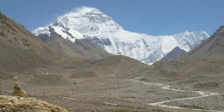 令人叹为观止的岩石山通向雪峰珠穆朗玛峰。