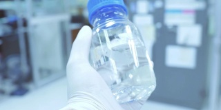 场景POV科学家拿着实验室玻璃瓶在实验室里行走，概念科学与技术，在实验室里研究，科学家在实验室里工作