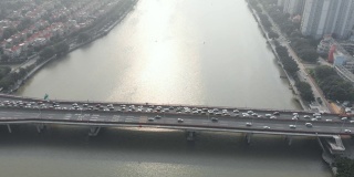 从桥上飞过，河上有川流不息的汽车。