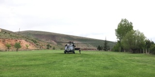 军用救援直升机(西科斯基)在乡间准备起飞