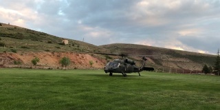 军事救援直升机(西科斯基)在乡村起飞