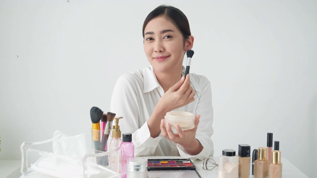 亚洲美丽的女人生活教学美容化妆在线。一个在工作室对着相机摆姿势的女人。美丽、时尚和化妆品的概念。