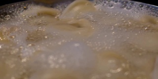 饺子在炖锅里煮的时候，大水汩汩作响