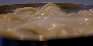 大黄饺子在汩汩的水里煮，带着泡沫