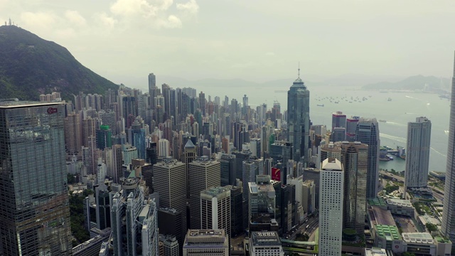 无人机航拍香港现代摩天大楼的4k镜头。