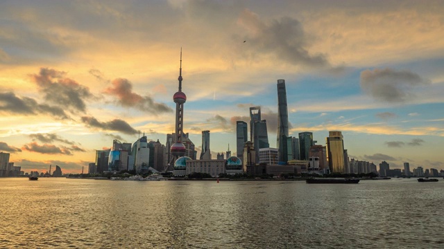 日出时的上海天际线和现代建筑