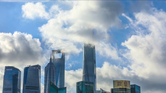 上海陆家嘴商业大厦和美丽的云景，中国