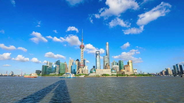 阳光明媚的一天，上海的天际线和黄浦江的城市景观