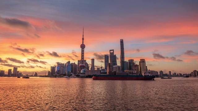 日出时的上海天际线和现代建筑