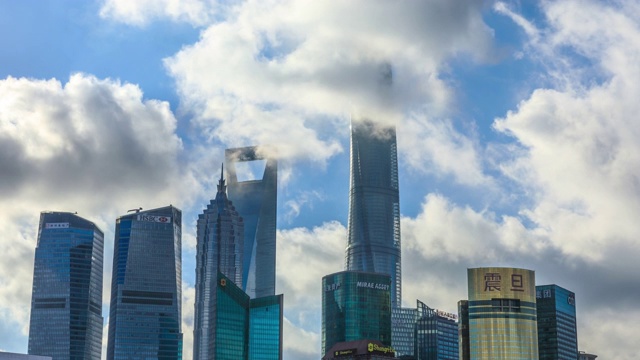 上海陆家嘴商业大厦和美丽的云景，中国