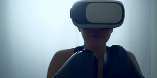 女运动员在VR 360拳击