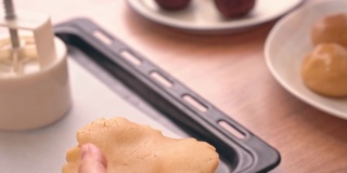 中秋节月饼的制作工艺——用豆沙包馅。女性节日自制概念。