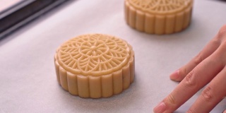中秋月饼制作工艺——在烤盘上成型月饼糕点的形状。女性节日自制概念。