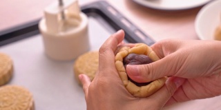 中秋节月饼的制作工艺——用豆沙包馅。女性节日自制概念。